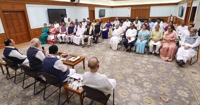 'संसद लोकतंत्र का मंदिर, सुचारू रूप से चले कार्यवाही': हंगामे के बीच नए NDA सांसदों से बोले पीएम मोदी