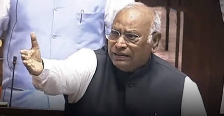सोशल मीडिया सेंसरशिप पर खरगे का केंद्र पर तीखा हमला: बोले—'5 महीनों में 1.95 लाख ब्लॉकिंग ऑर्डर, हर 68 सेकंड में दबाई जा रही एक आवाज'