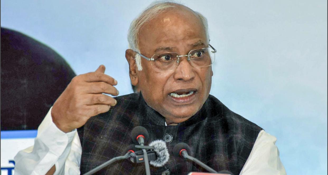 वोटर लिस्ट से 11 करोड़ नाम कटने पर भड़की कांग्रेस: खरगे ने केंद्र और चुनाव आयोग पर लगाया 'वोट चोरी' का आरोप