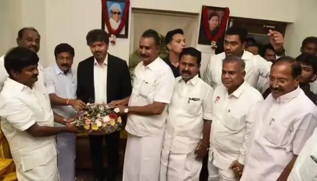 तमिलनाडु में सियासी भूचाल: सीएम विजय से मिले AIADMK के बागी विधायक, फ्लोर टेस्ट से पहले समीकरण बदले