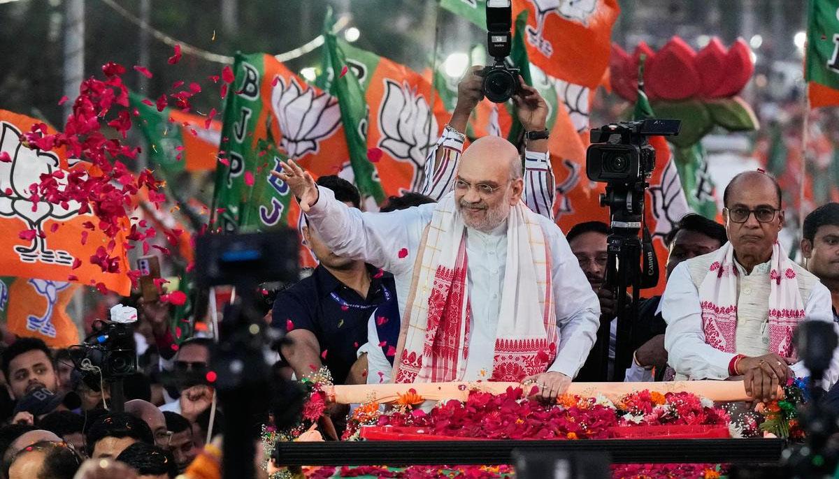 असम में अमित शाह का बड़ा चुनावी हुंकार: "UCC आने पर घुसपैठियों की चार शादियों पर लगेगी लगाम"