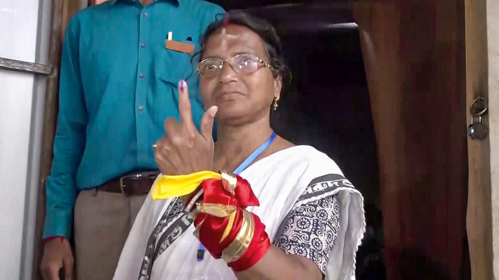 आरजी कर पीड़िता की मां ने पानीहाटी में डाला वोट, कहा— 'बेटियों की सुरक्षा ही सर्वोपरि'