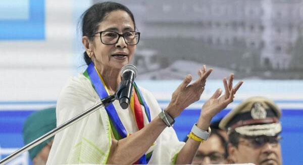 ममता का 'महा-धरना' जारी: बंगाल के विभाजन की साजिश का लगाया आरोप, चुनाव से पहले दो बड़ी सरकारी योजनाओं का किया शंखनाद