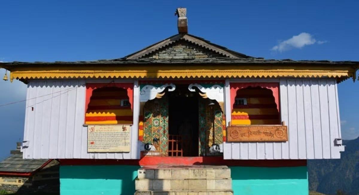 देवभूमि का विस्मय: जहाँ भक्तों की रक्षा के लिए महादेव स्वयं पर झेलते हैं 'आकाशीय बिजली'