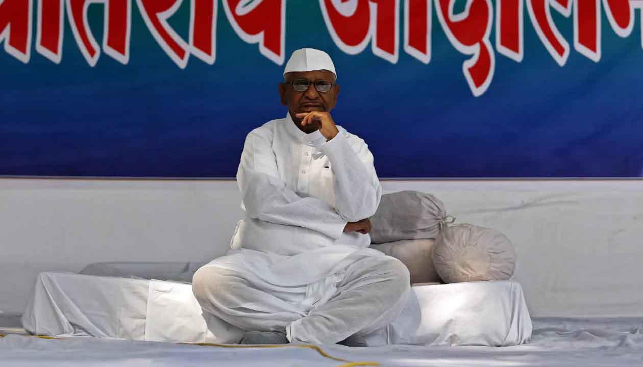 RTI कानून पर आर-पार: 5 जुलाई से अनिश्चितकालीन अनशन पर बैठेंगे अन्ना हजारे; रालेगण सिद्धि में उबाल