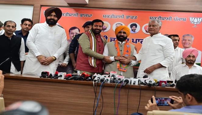 पंजाब की सियासत में 'अपनों' ने बदला पाला: मुख्यमंत्री भगवंत मान के भाई भाजपा में शामिल, 'आप' को बड़ा झटका