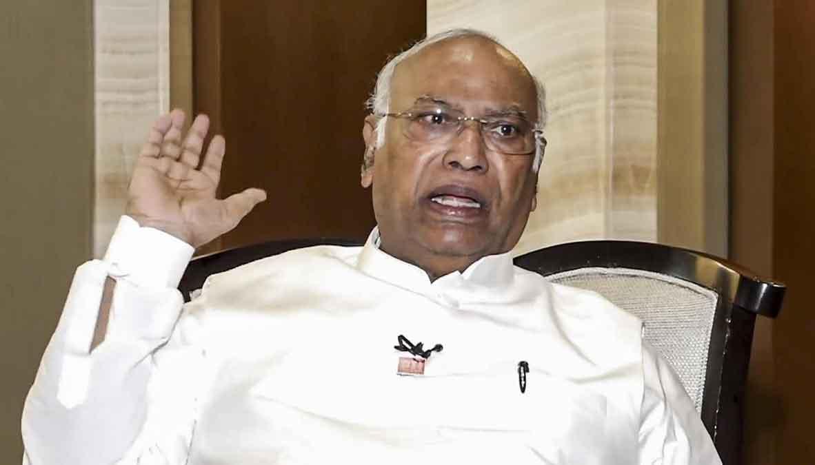 ‘कच्चा तेल हुआ आधा, फिर भी जनता पर महंगाई की मार क्यों?’: मल्लिकार्जुन खरगे का केंद्र पर तीखा हमला