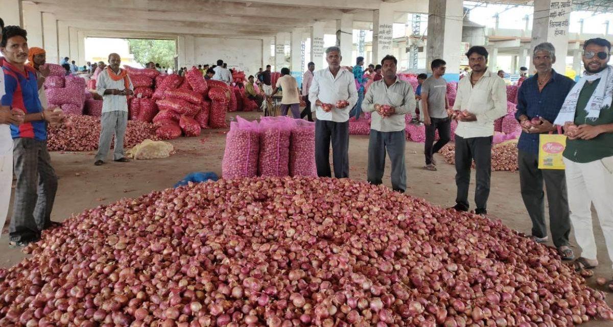 प्याज की कीमतों में उबाल: लासलगांव मंडी में थोक भाव 25% तक उछले, राहत के लिए बफर स्टॉक खाली करेगी सरकार