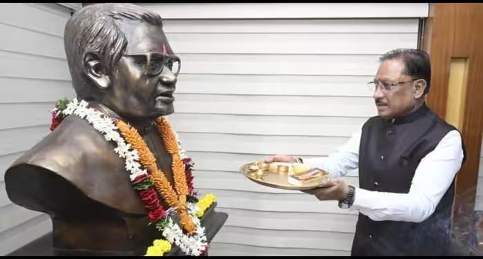 अटल जी की पुण्यतिथि पर सीएम विष्णु देव साय ने दी श्रद्धांजलि: कहा— "छत्तीसगढ़ का निर्माण अटल जी के दूरदर्शी नेतृत्व की देन"
