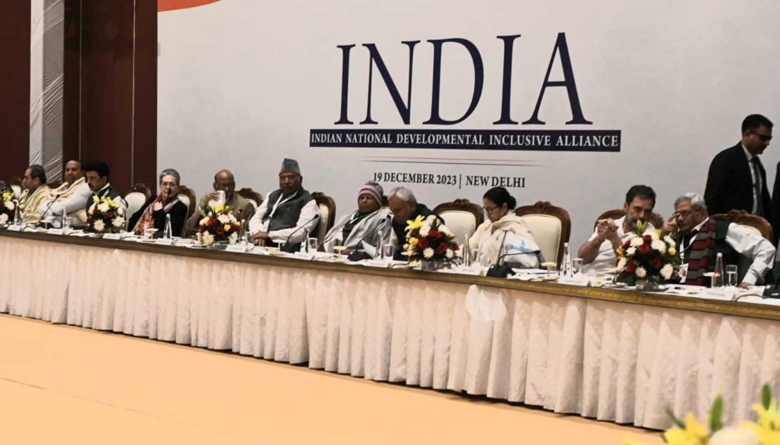नई दिल्ली में INDIA गठबंधन का महामंथन: 25 दल जुटे, तालमेल की कमी पर तल्खी और लेफ्ट के आरोपों पर राहुल की सफाई, बैठक में क्या-क्या हुआ?