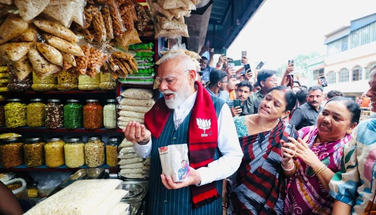 बंगाल चुनाव: राजनीति की गर्माहट और 'झालमुड़ी' का जायका, जब झारग्राम में दुकानदार से बोले पीएम- "प्याज खाते हैं, दिमाग नहीं"