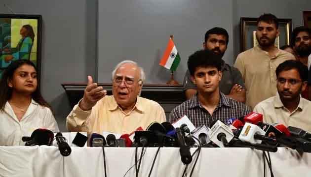CJP का सरकार को 24 घंटे का अल्टीमेटम: आपराधिक केस वापस न लेने पर फिर शुरू होगा आंदोलन, 1 करोड़ रुपये के फंड का ऐलानकपिल, सिब्बल देंगे कानूनी मदद