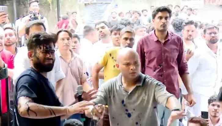 दिल्ली के जंतर मंतर पर भारी बवाल: नेता अभिजीत दीपके पर महिला ने फेंकी स्याही, अस्पताल में भर्ती सोनम वांगचुक का पोटेशियम लेवल गिरा