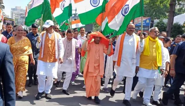 लखनऊ की सड़कों पर उतरा 'नारी शक्ति' का सैलाब: महिला आरक्षण बिल गिरने पर CM योगी का पैदल मार्च, विपक्ष के खिलाफ जन आक्रोश