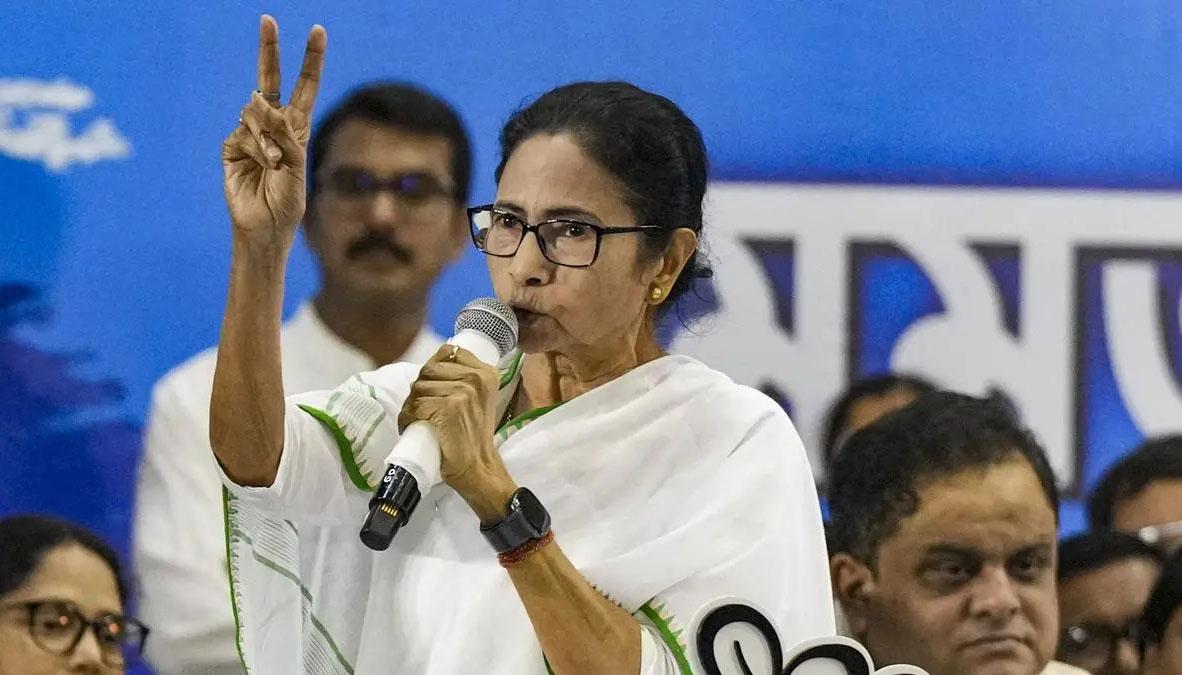 बंगाल चुनाव 2026: चुनावी तारीखों के ऐलान से पहले ममता बनर्जी का बड़ा दांव; पुरोहितों और मुअज्जिनों के मानदेय में वृद्धि