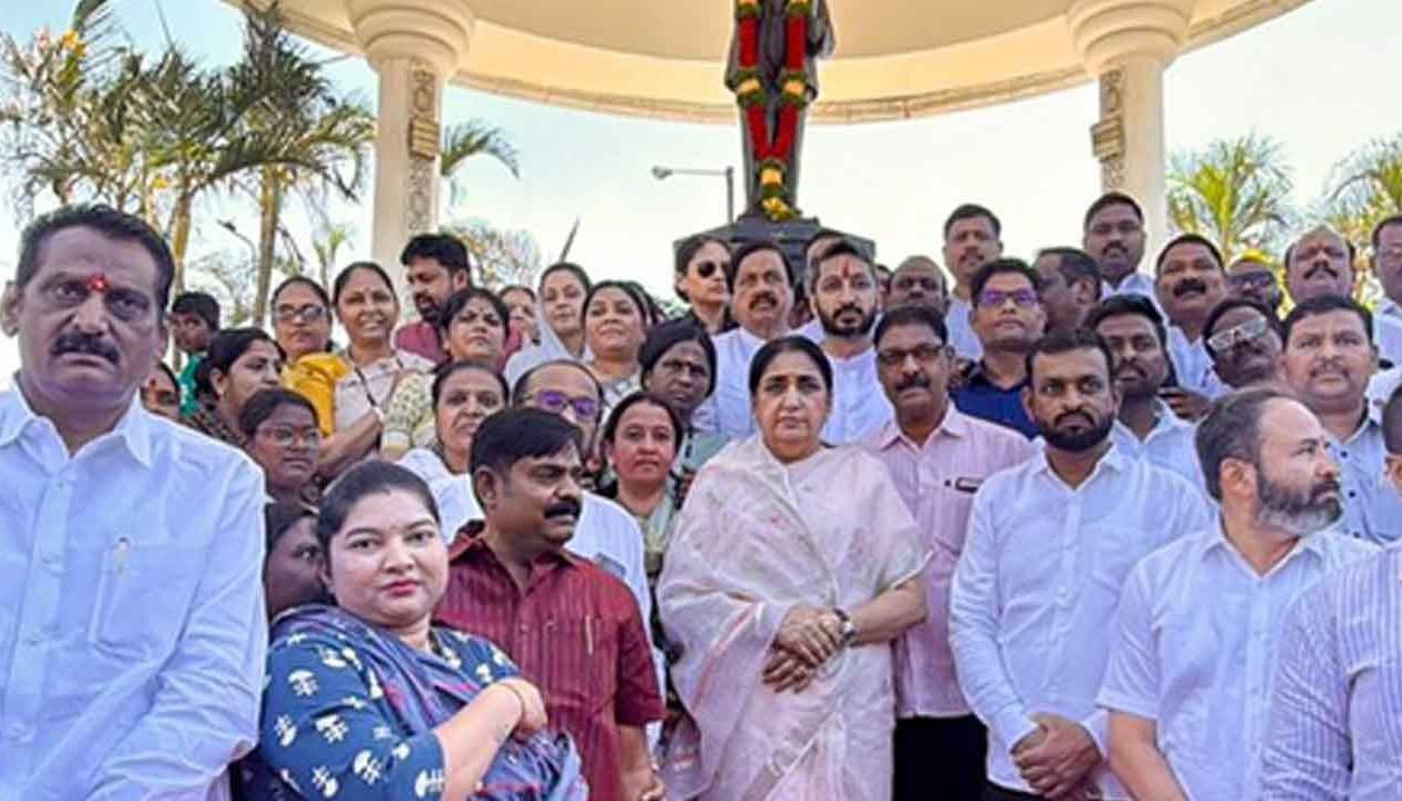 राजनीति में दिखी मर्यादा: बारामती उपचुनाव में सुनेत्रा पवार की निर्विरोध जीत तय, अजित पवार के सम्मान में कांग्रेस ने पीछे खींचे कदम