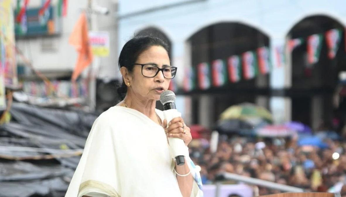 ममता का 'भाषाई कार्ड': शमशेरगंज में गरजे टीएमसी सुप्रीमो, कहा— 'सत्ता में नहीं लौटे तो भाजपा बांग्ला भाषा को दफन कर देगी'