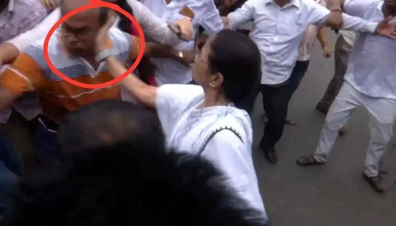 बंगाल में सियासी घमासान: बरुईपुर कांड के विरोध में उतरीं ममता बनर्जी ने अपने ही कार्यकर्ता को जड़ा थप्पड़! बीजेपी का तंज- 'खो चुकी हैं मानसिक संतुलन'