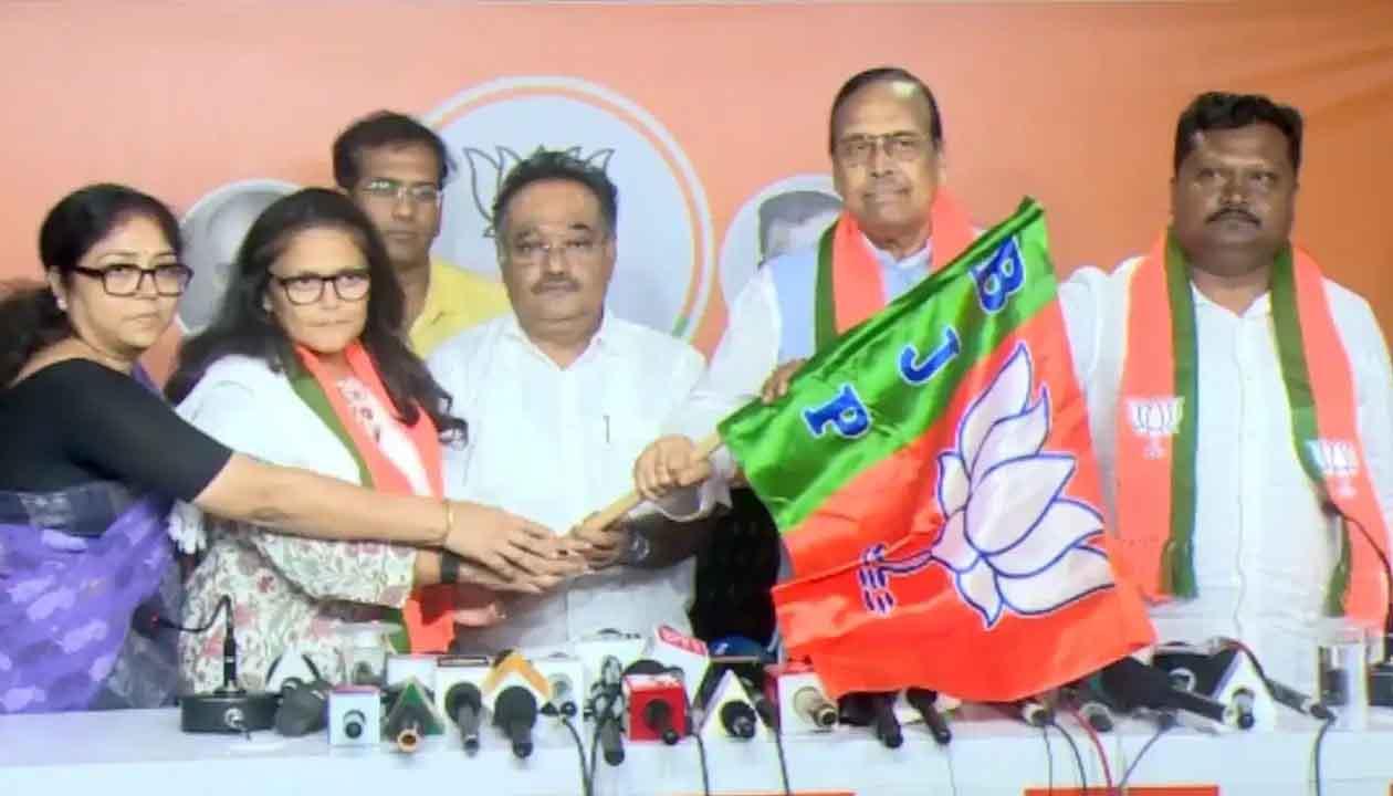 दीदी का साथ छोड़ 'कमल' के रंग में रंगे तीन पूर्व राज्यसभा सांसद, बंगाल की राजनीति में बड़े उलटफेर के संकेत!