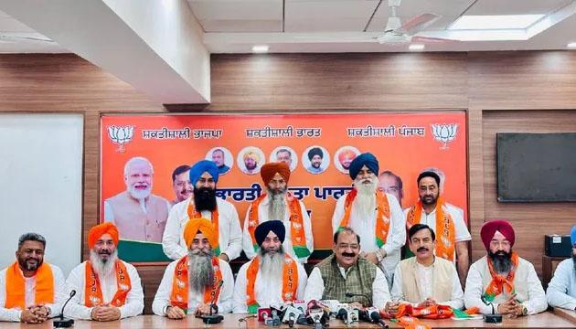 पंजाब की सियासत में बड़ा उलटफेर: SGPC सदस्य कालेवाल समेत कई दिग्गज अकाली नेता भाजपा में शामिल