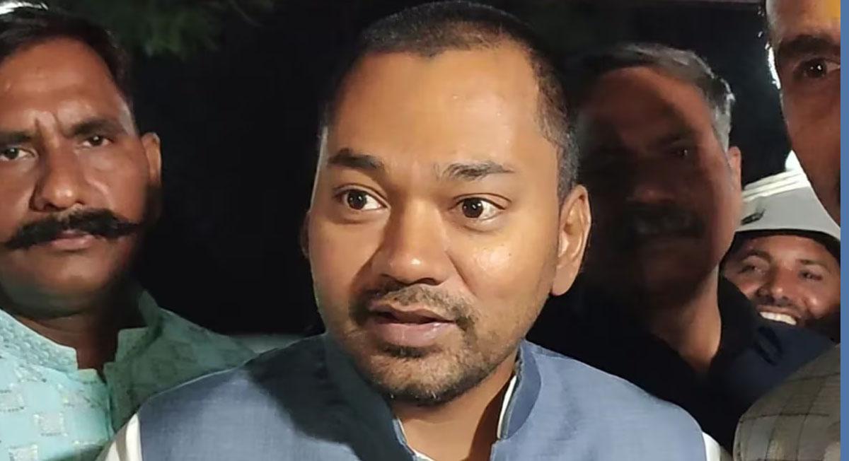 सियासी सफर का भावुक आगाह: जदयू की सदस्यता के बाद मां की प्रतिमा पर निशांत कुमार ने टेका माथा