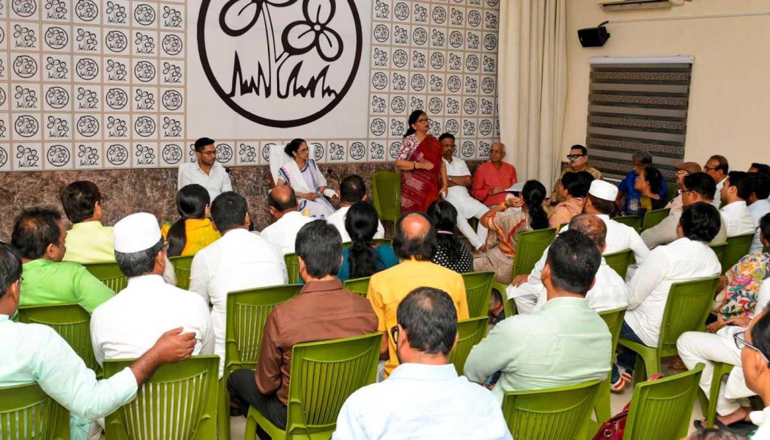 बंगाल में हार के बाद TMC में बगावत के सुर! ममता की बैठक में 80 में से पहुंचे सिर्फ 20 विधायक, मीटिंग स्थगित
