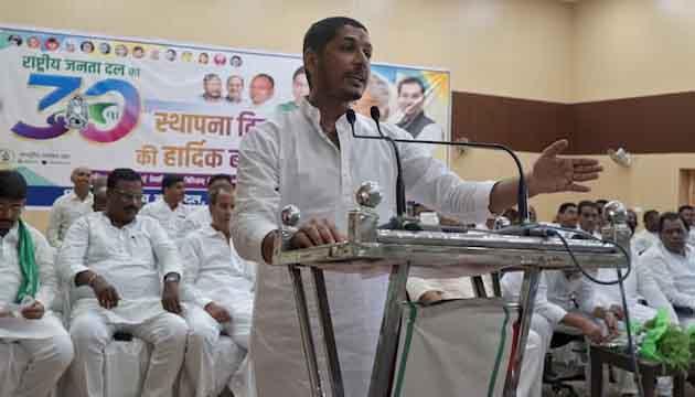 बिहार में फिर बिगड़े सियासी बोल: पूर्व RJD विधायक ने केंद्रीय मंत्री जीतन राम मांझी को कहा 'शिखंडी', वीडियो वायरल