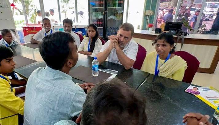 तमिलनाडु में नीट पीड़ितों के परिजनों से मिले राहुल गांधी: कहा— ‘छात्रों को सरकार की दया नहीं, सच और इंसाफ चाहिए’