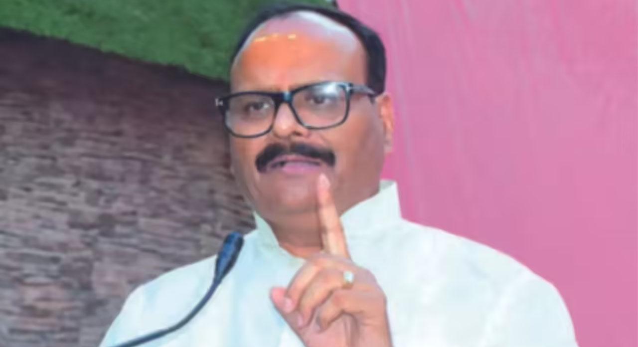 यूपी की सियासत में 'चोटी विवाद': ब्रजेश पाठक के 'महापाप' वाले बयान पर शिवपाल का पलटवार, कहा- "दुख है तो इस्तीफा दें"