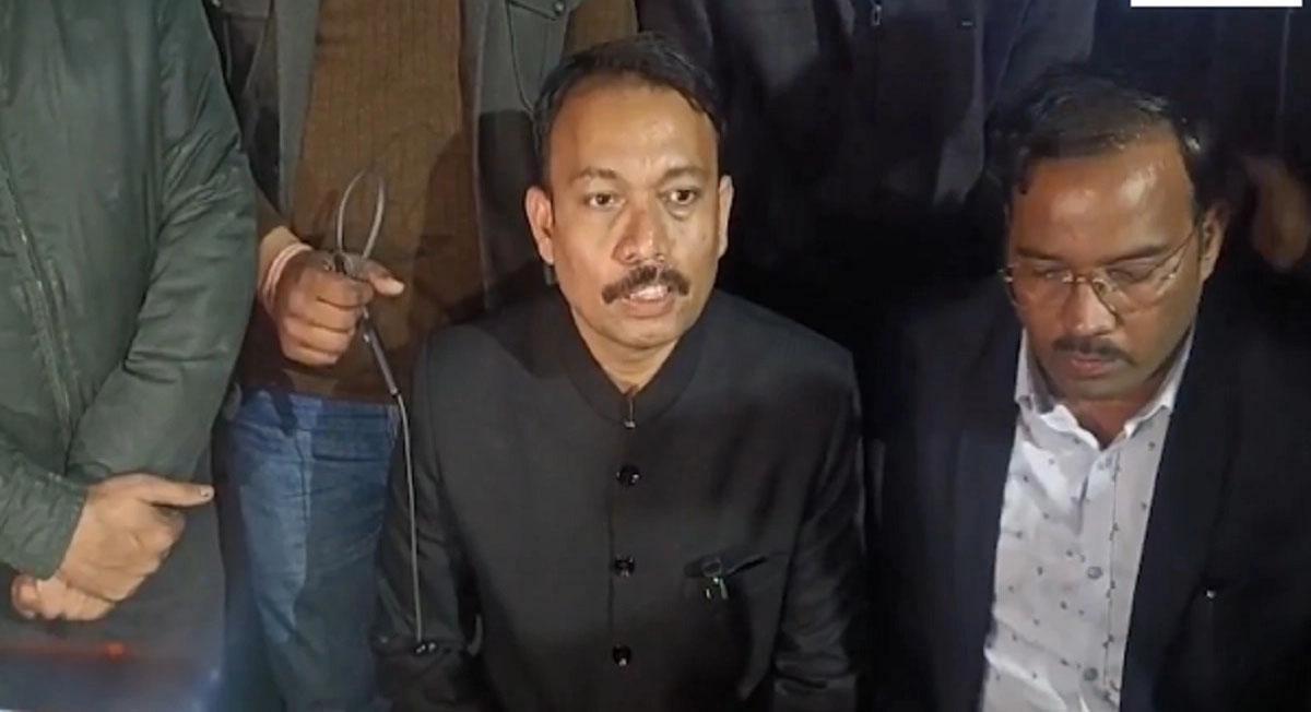ब्यूरोक्रेसी छोड़ राजनीति के मैदान में उतरे अलंकार अग्निहोत्री: वृंदावन से भरी हुंकार, नई पार्टी 'राष्ट्रीय अधिकार मोर्चा' का किया ऐलान