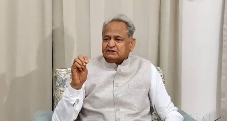 CAG रिपोर्ट का हवाला देकर गहलोत का हमला: BJP सरकार में महिलाओं-बच्चों की 21 योजनाओं का बजट शून्य