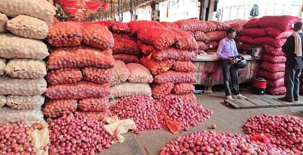 लासलगांव में प्याज हुआ लाल: थोक भाव ₹35/किलो तक उछले, जमाखोरी रोकने को बफर स्टॉक से बिक्री की तैयारी