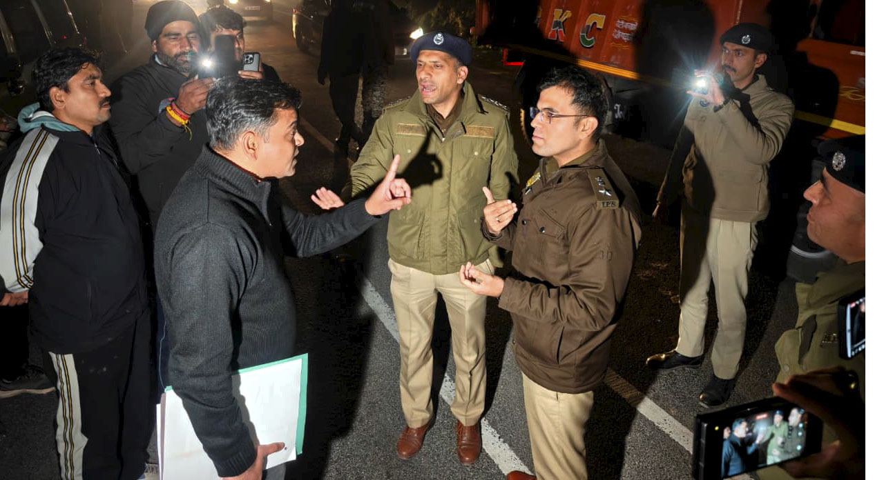 शिमला में 'खाकी' के बीच टकराव: दिल्ली और हिमाचल पुलिस में रातभर चला हाई-वोल्टेज ड्रामा, ट्रांजिट रिमांड पर मचा बवाल